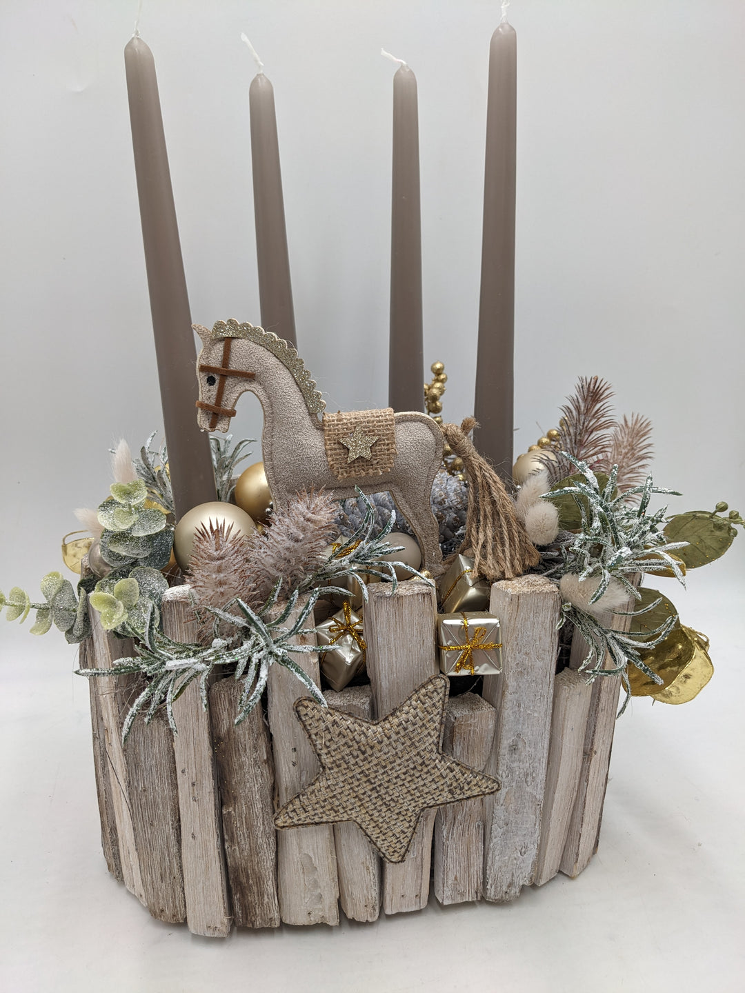 Adventsgesteck Stern Geschenk Schaukelpferd taupe