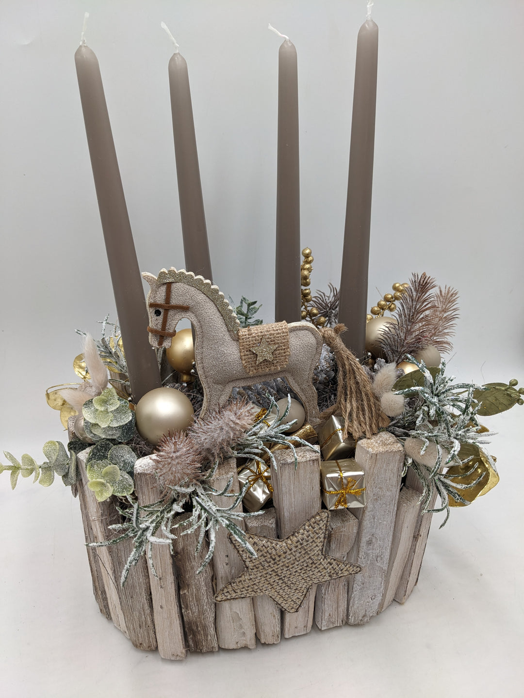 Adventsgesteck Stern Geschenk Schaukelpferd taupe