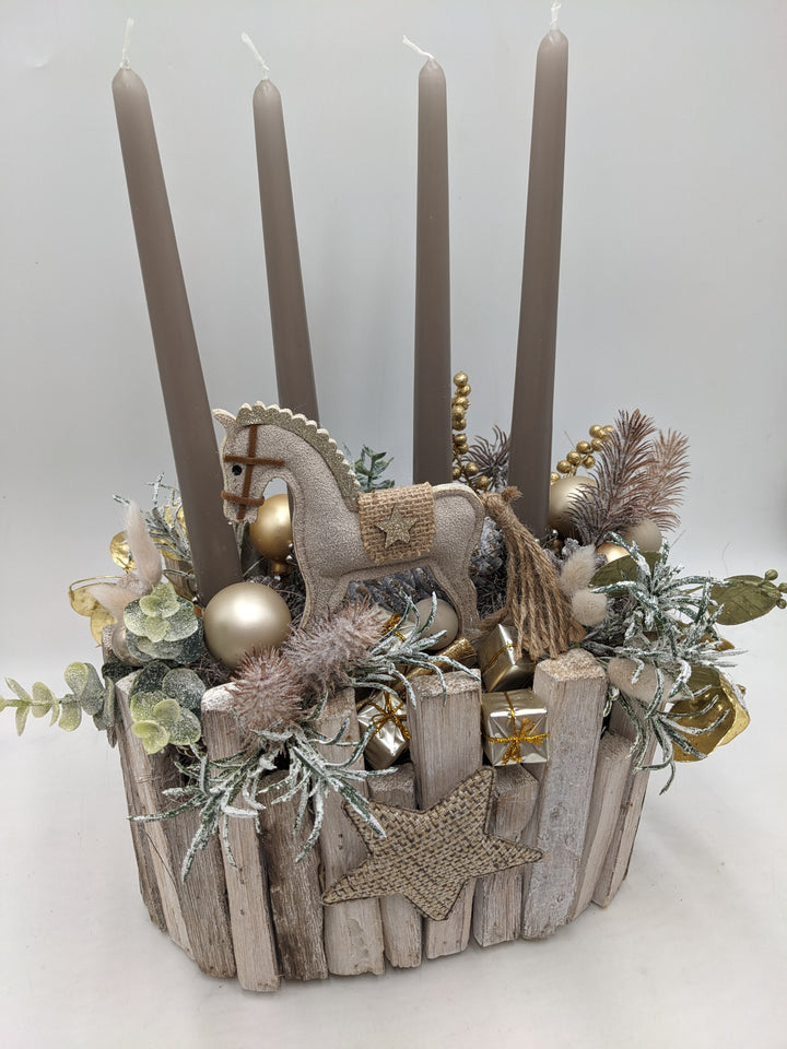 Adventsgesteck Stern Geschenk Schaukelpferd taupe
