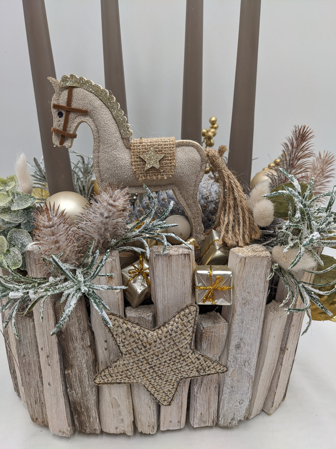 Adventsgesteck Stern Geschenk Schaukelpferd taupe