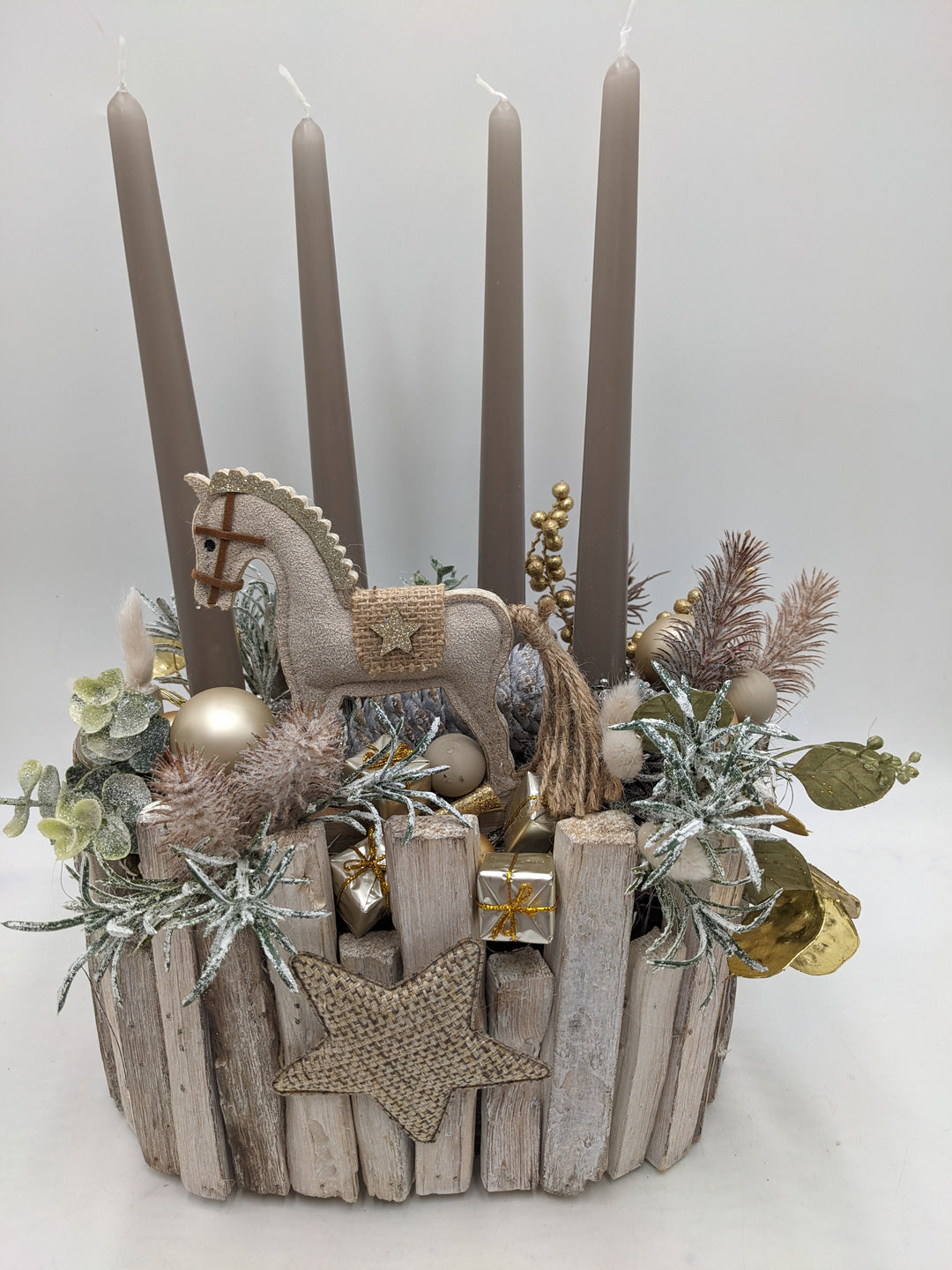 Adventsgesteck Stern Geschenk Schaukelpferd taupe
