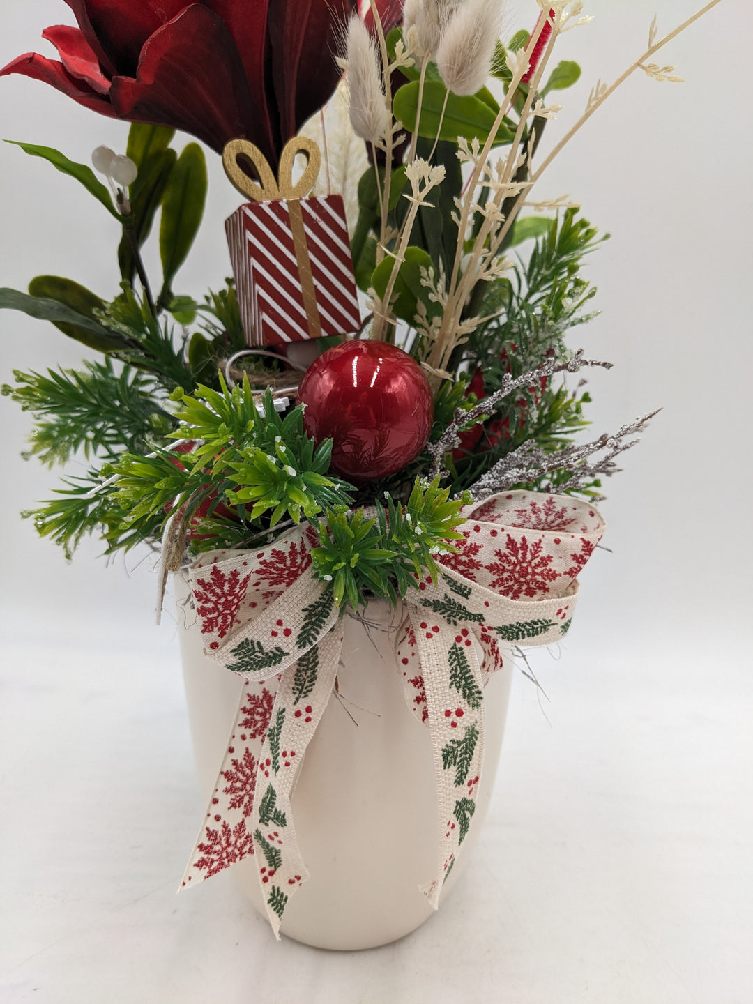 Weihnachtsgesteck Kugel Geschenk Amaryllis rot