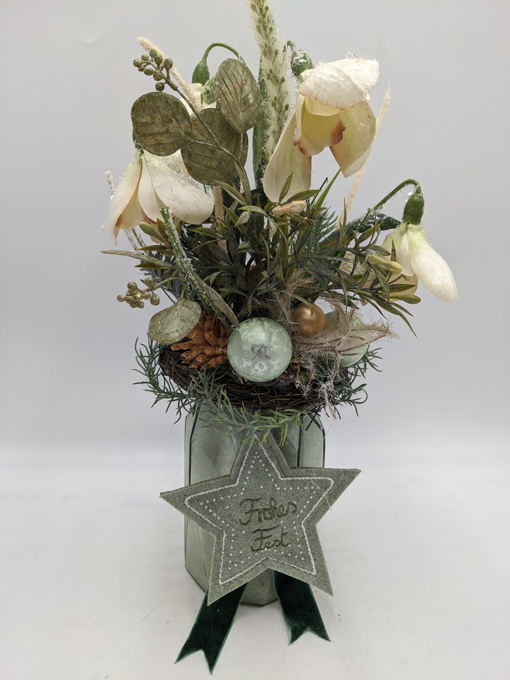 Weihnachtsgesteck Kugel Zapfen Alpenveilchen creme