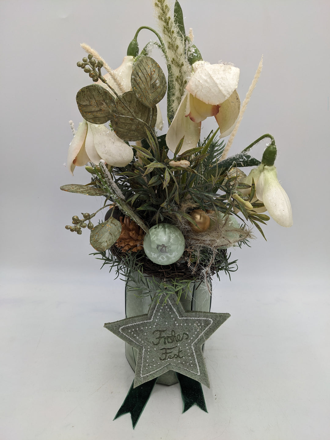 Weihnachtsgesteck Kugel Zapfen Alpenveilchen creme