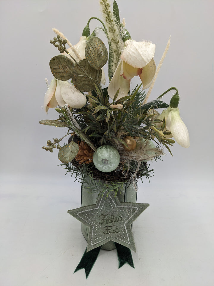 Weihnachtsgesteck Kugel Zapfen Alpenveilchen creme