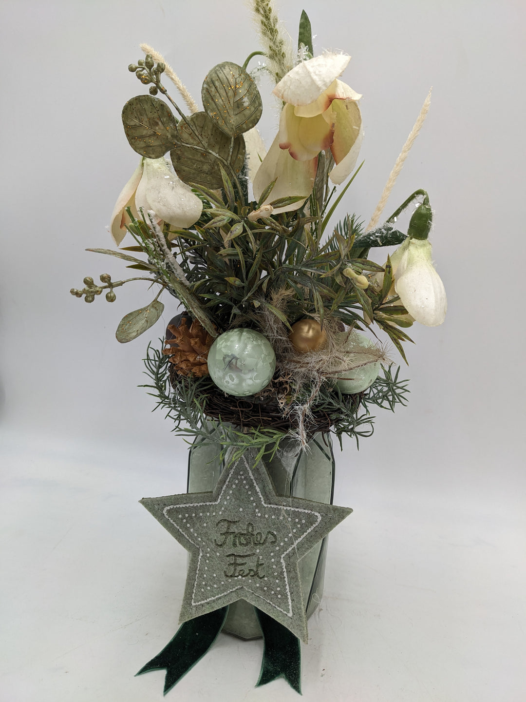 Weihnachtsgesteck Kugel Zapfen Alpenveilchen creme