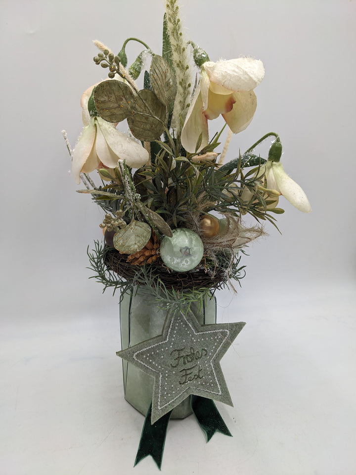 Weihnachtsgesteck Kugel Zapfen Alpenveilchen creme