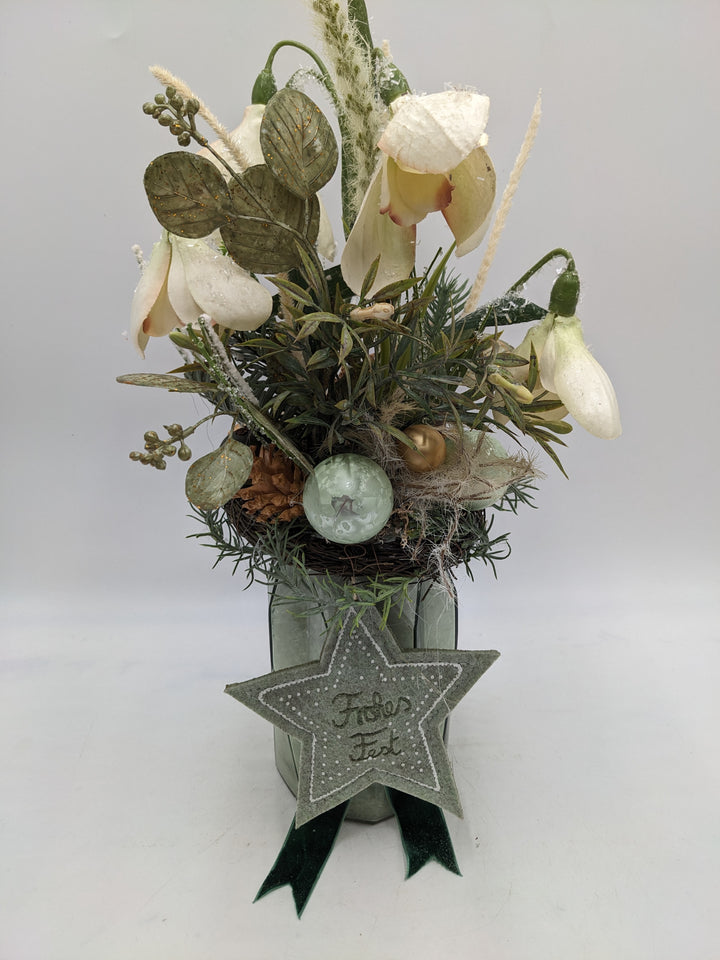 Weihnachtsgesteck Kugel Zapfen Alpenveilchen creme