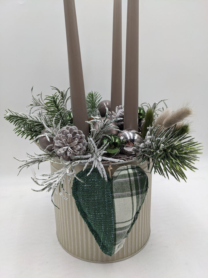 Adventsgesteck Kugel Herz Zapfen taupe