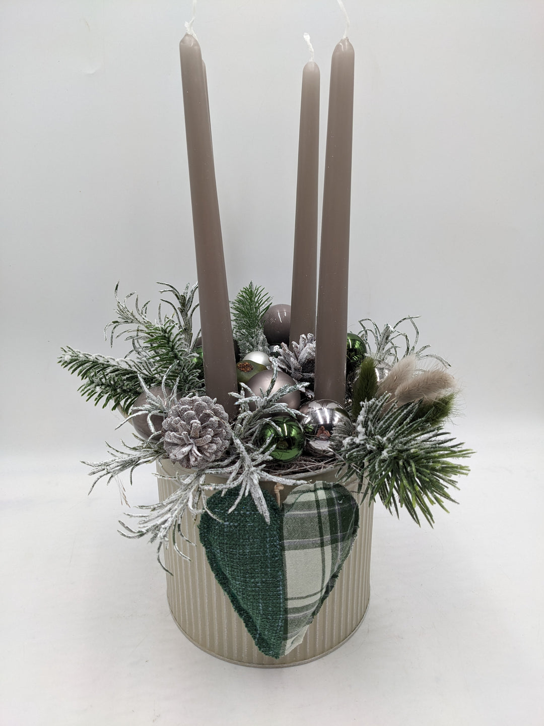 Adventsgesteck Kugel Herz Zapfen taupe