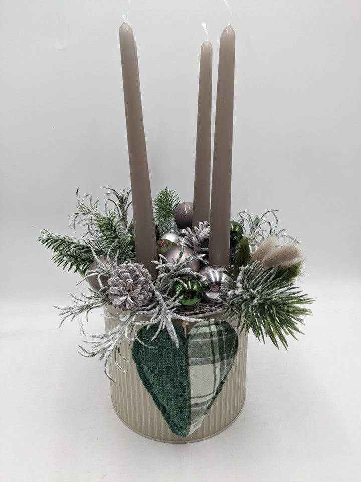 Adventsgesteck Kugel Herz Zapfen taupe