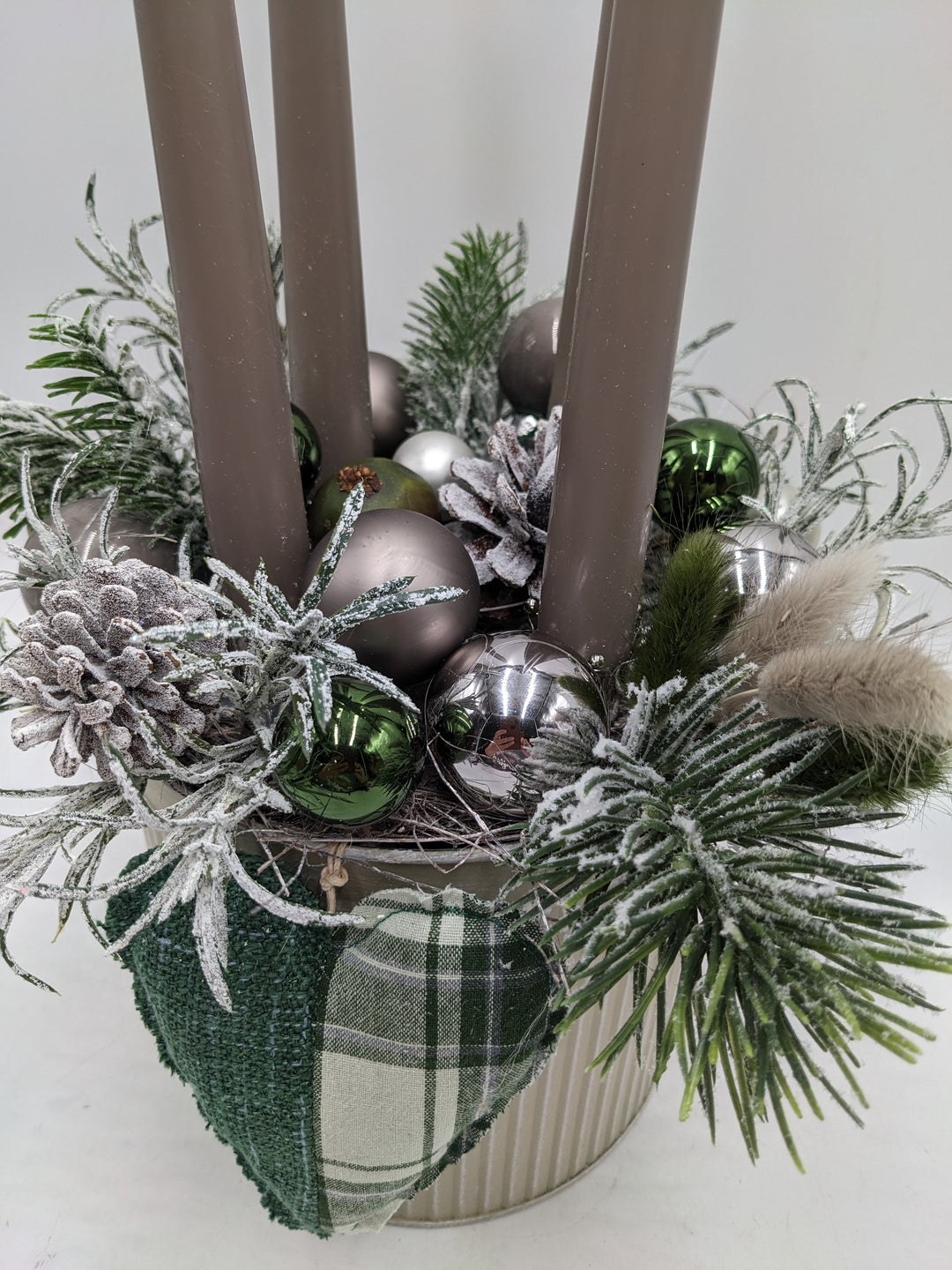 Adventsgesteck Kugel Herz Zapfen taupe