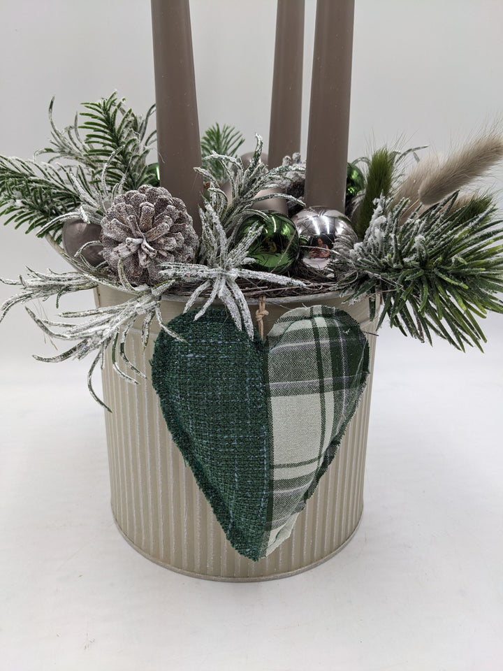 Adventsgesteck Kugel Herz Zapfen taupe