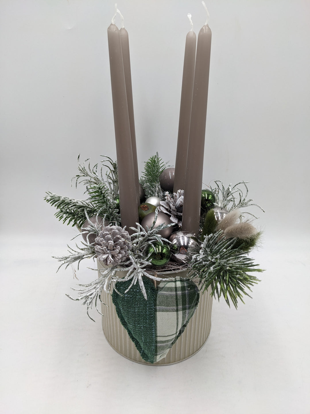 Adventsgesteck Kugel Herz Zapfen taupe