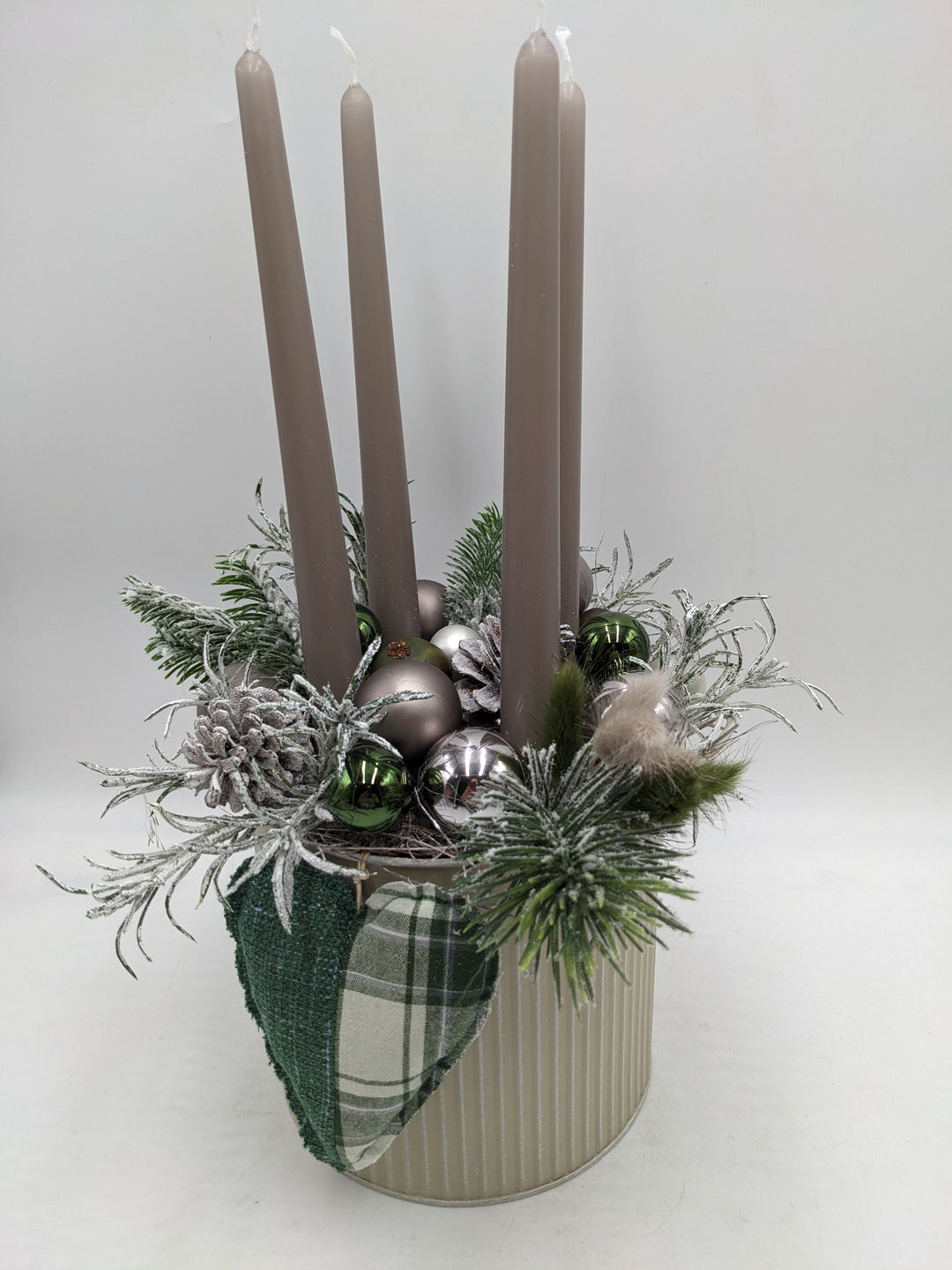 Adventsgesteck Kugel Herz Zapfen taupe