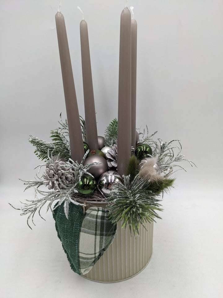 Adventsgesteck Kugel Herz Zapfen taupe