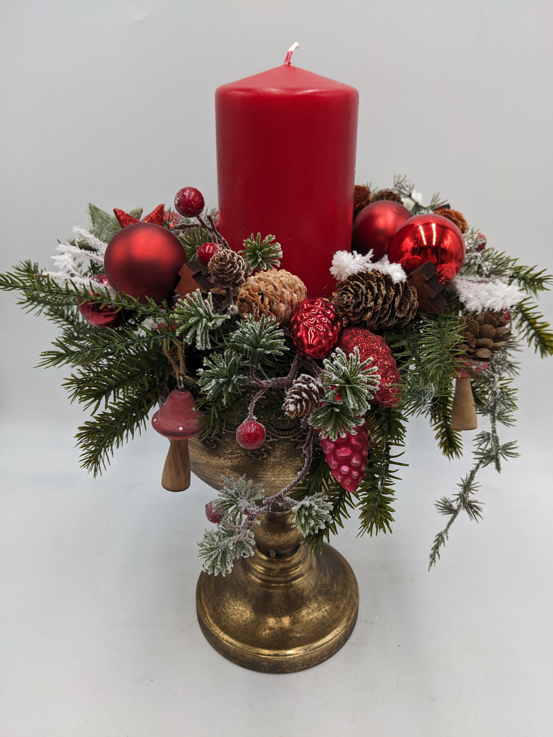 Weihnachtsgesteck Kugel Zapfen rot