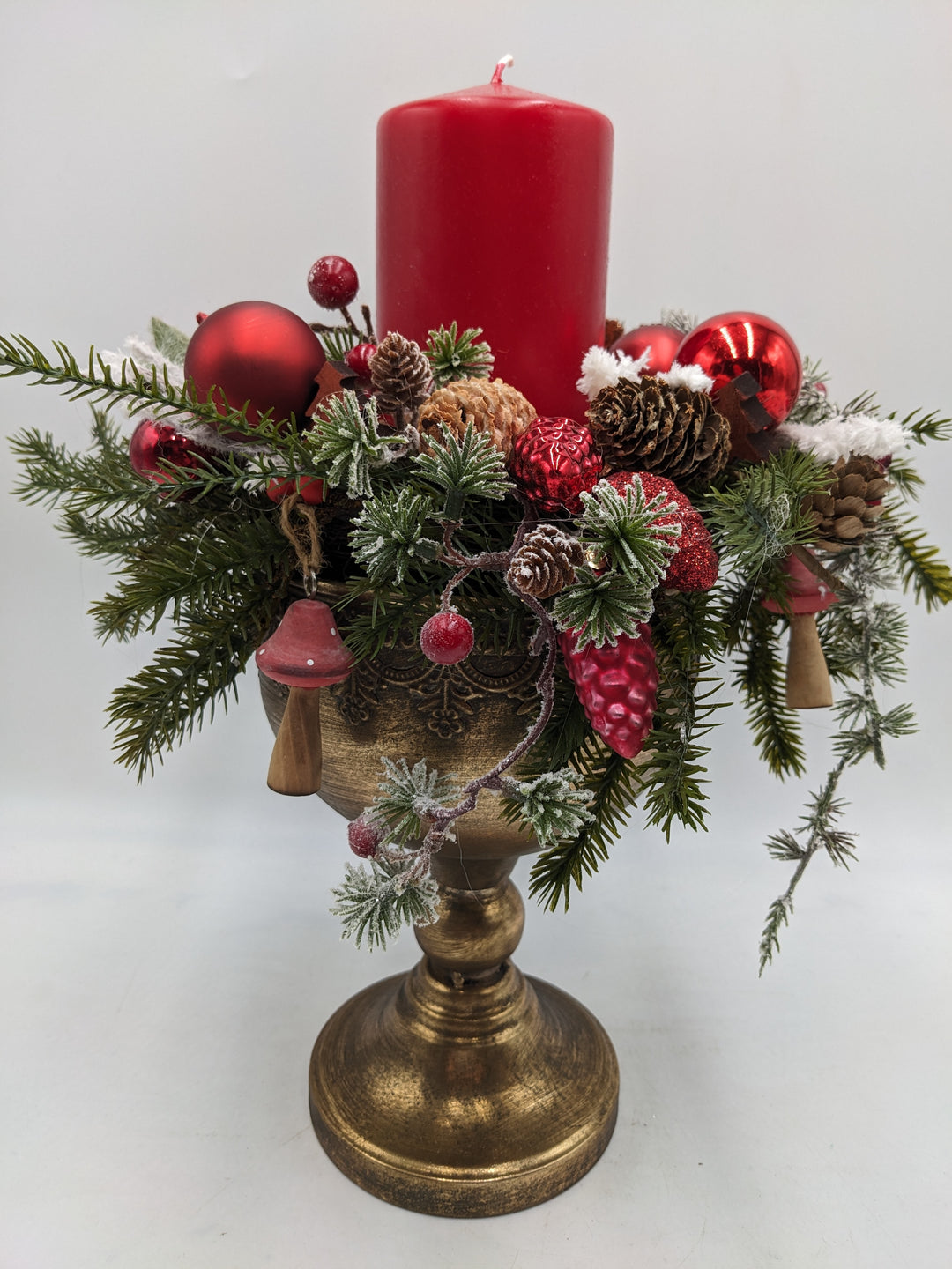 Weihnachtsgesteck Kugel Zapfen rot