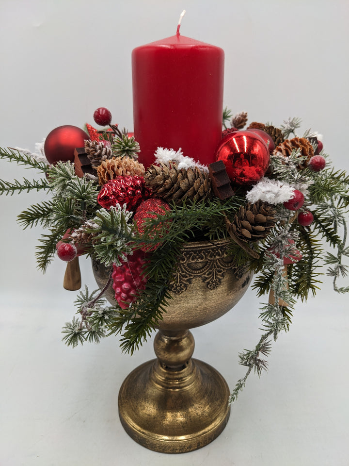 Weihnachtsgesteck Kugel Zapfen rot