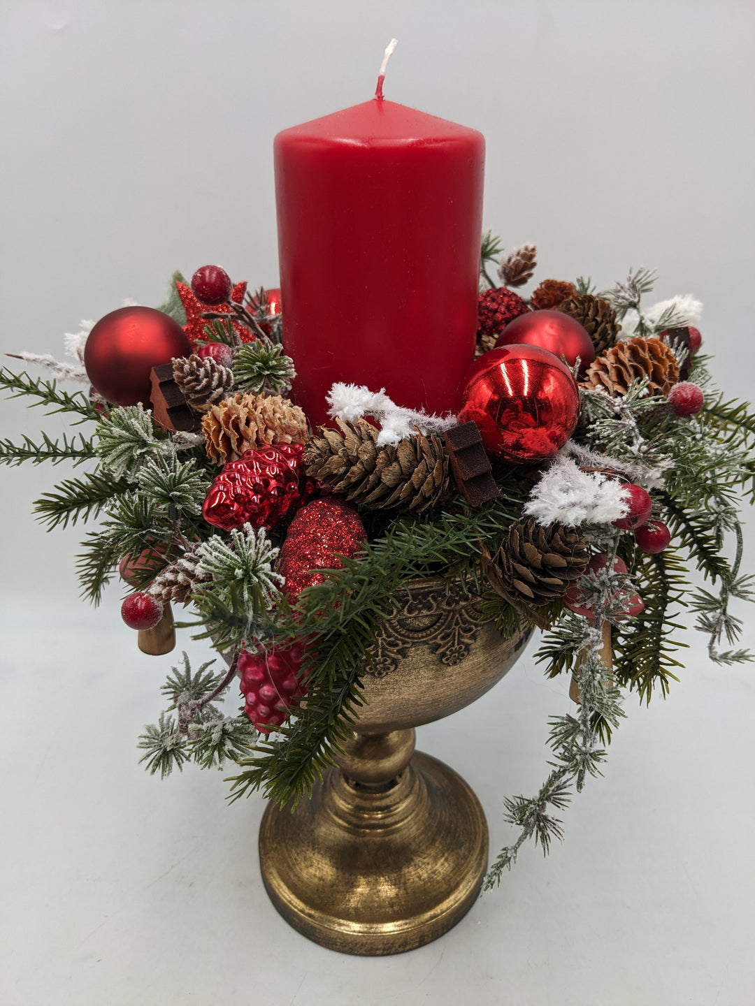 Weihnachtsgesteck Kugel Zapfen rot