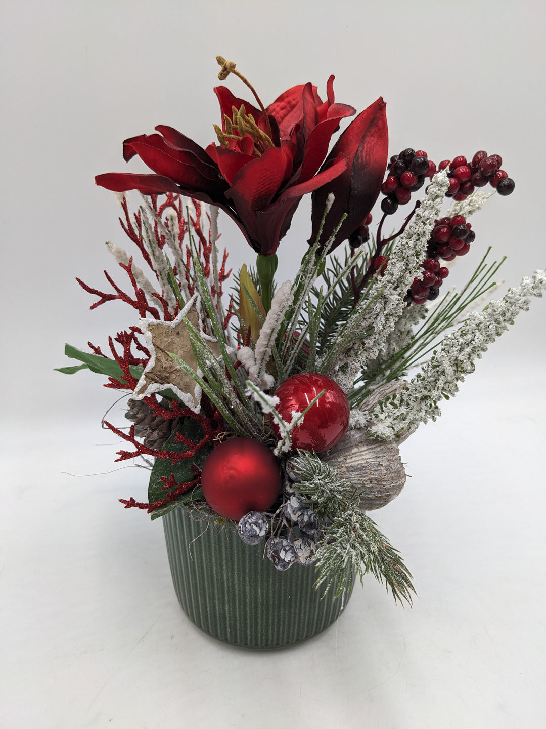 Weihnachtsgesteck Kugel Stern Amaryllis rot
