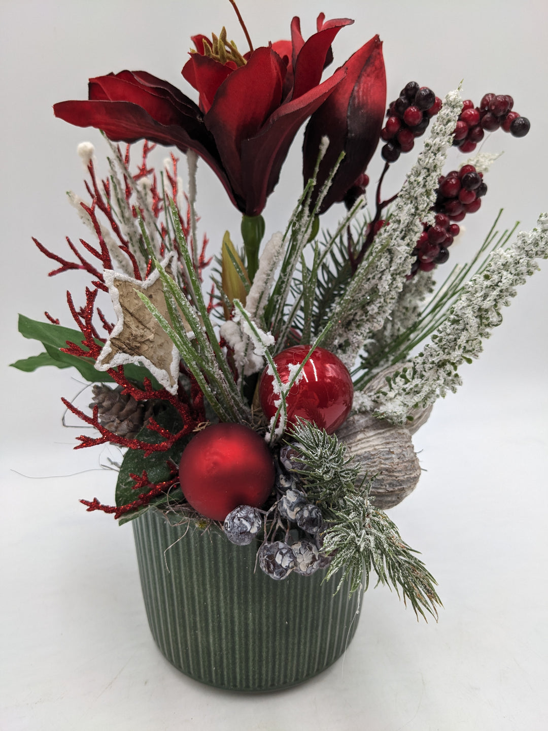 Weihnachtsgesteck Kugel Stern Amaryllis rot