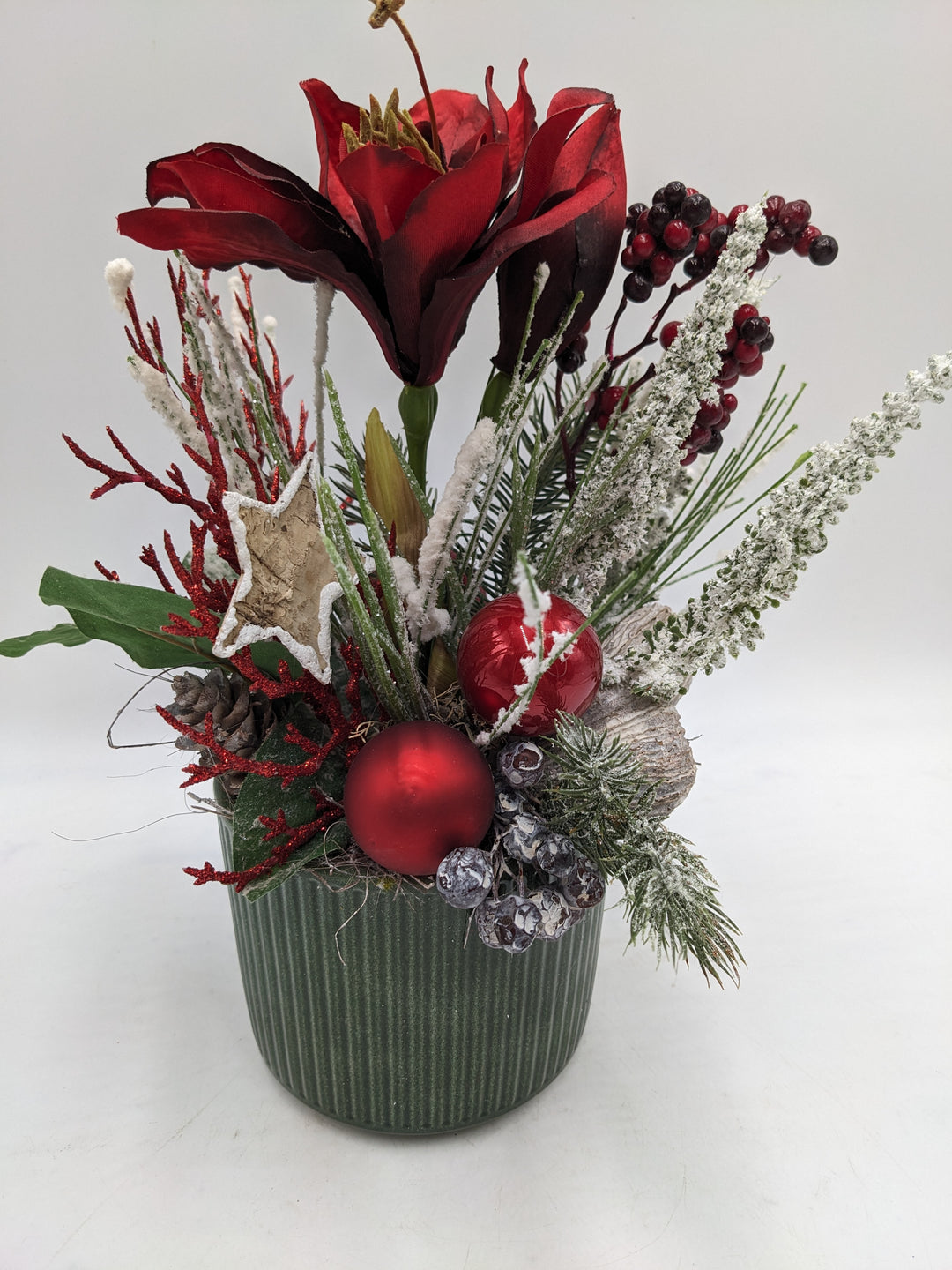 Weihnachtsgesteck Kugel Stern Amaryllis rot