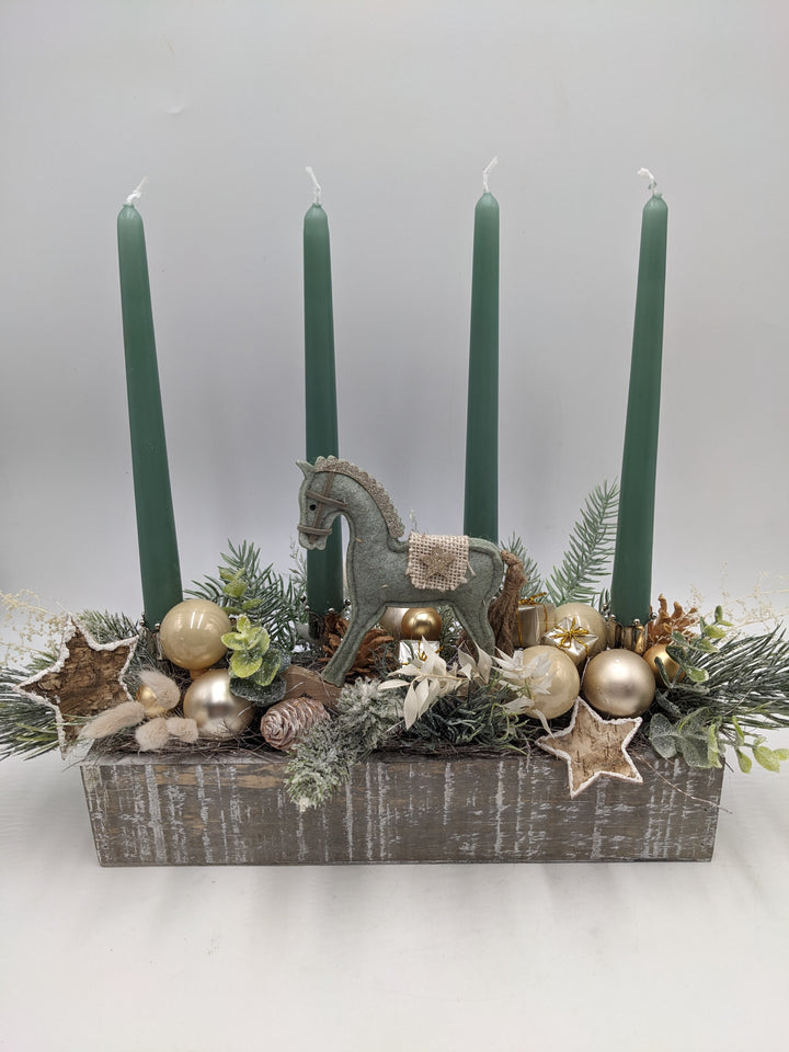 Adventsgesteck Kugel Zapfen Schaukelpferd salbei