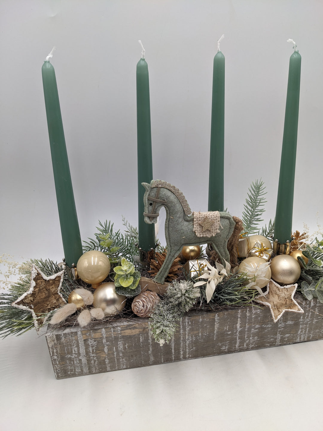 Adventsgesteck Kugel Zapfen Schaukelpferd salbei