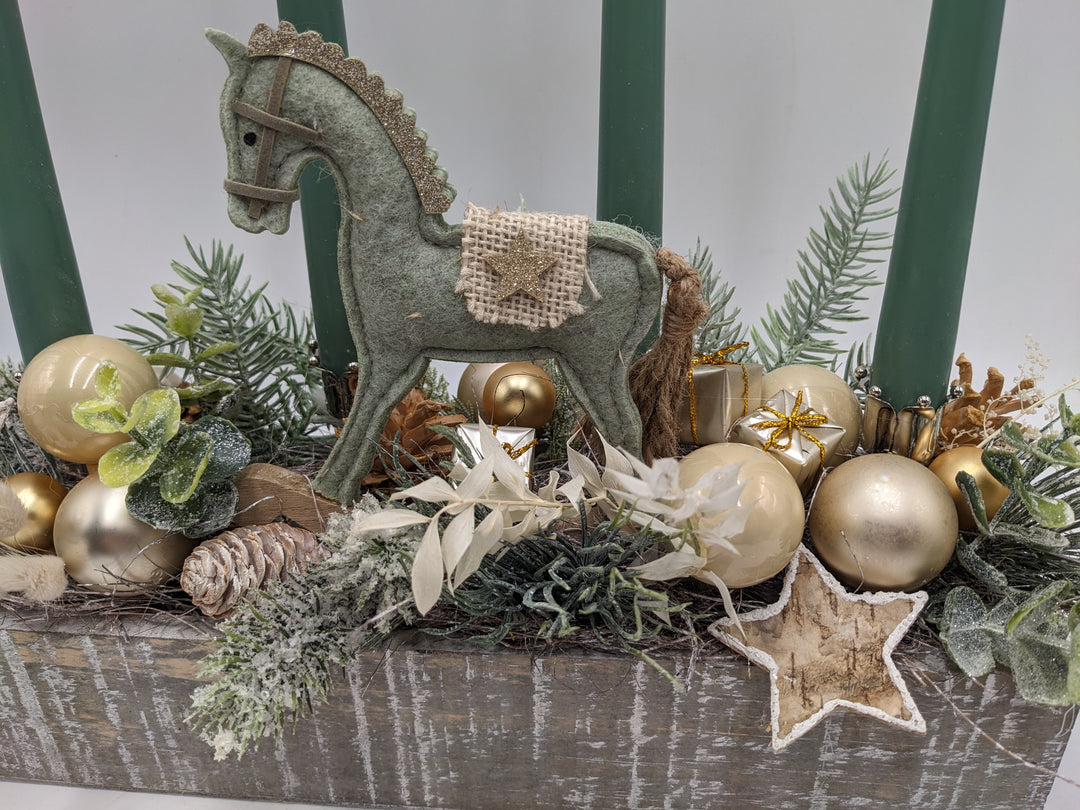 Adventsgesteck Kugel Zapfen Schaukelpferd salbei