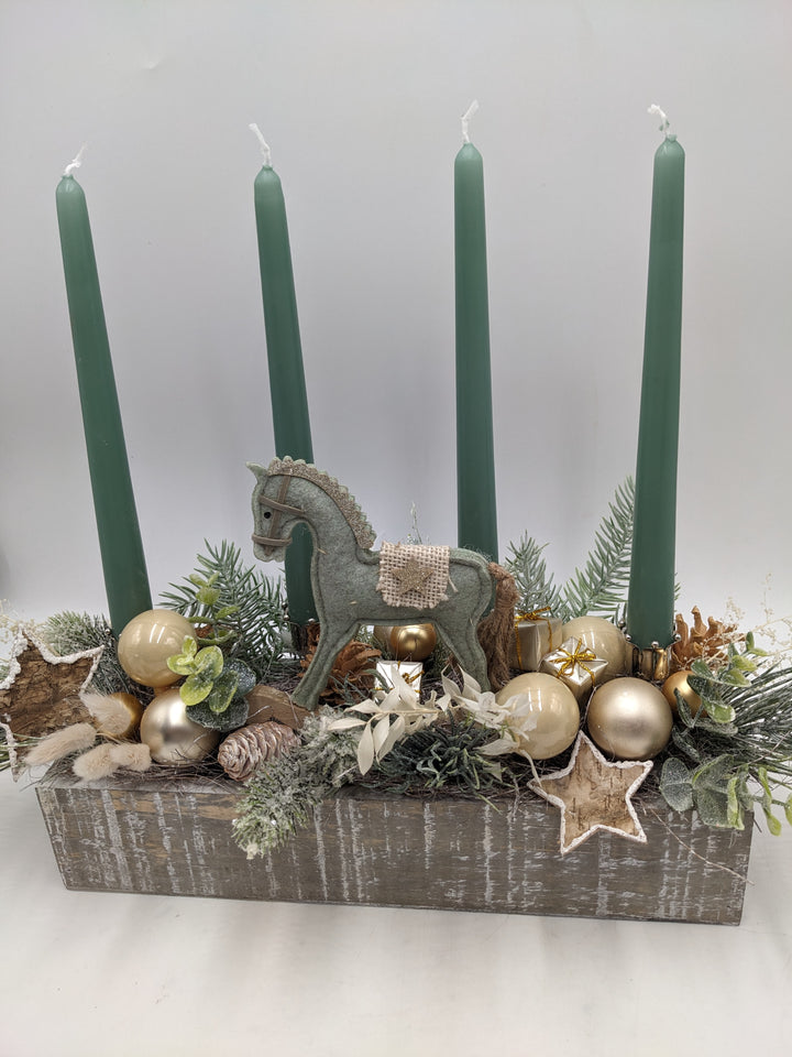 Adventsgesteck Kugel Zapfen Schaukelpferd salbei