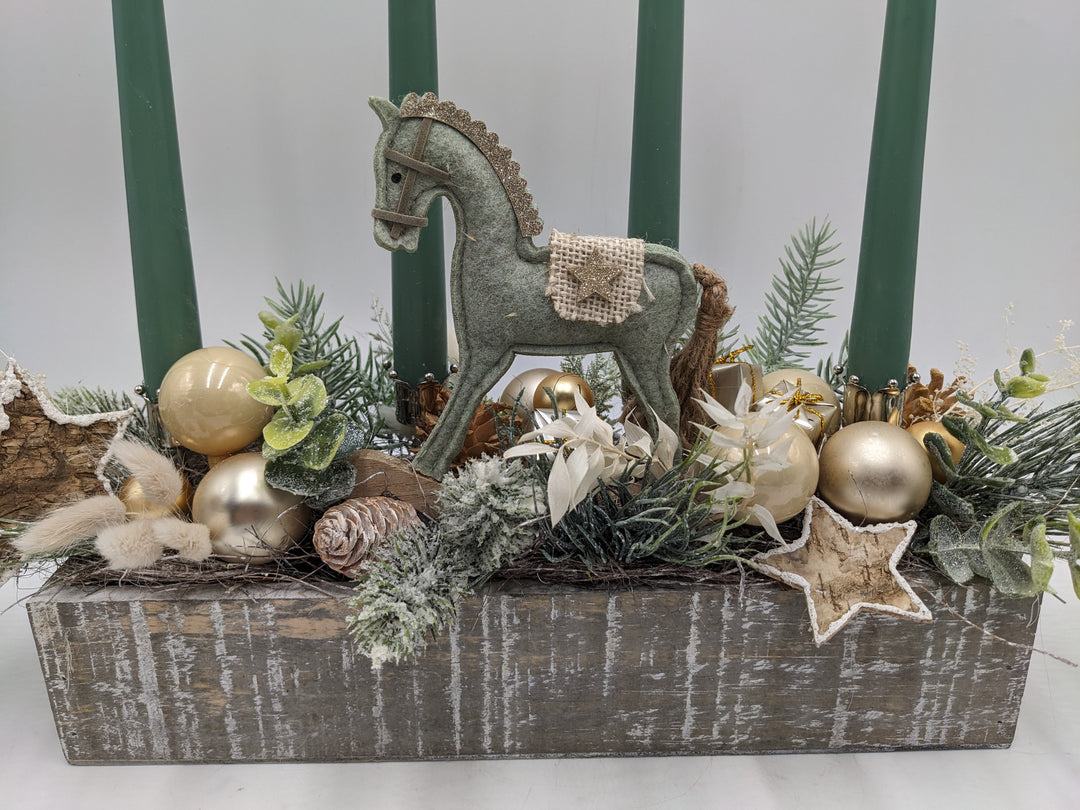 Adventsgesteck Kugel Zapfen Schaukelpferd salbei