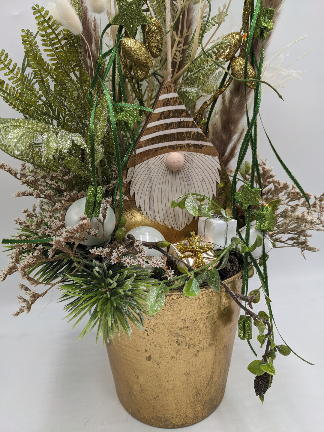 Weihnachtsgesteck Kugel Geschenk gold