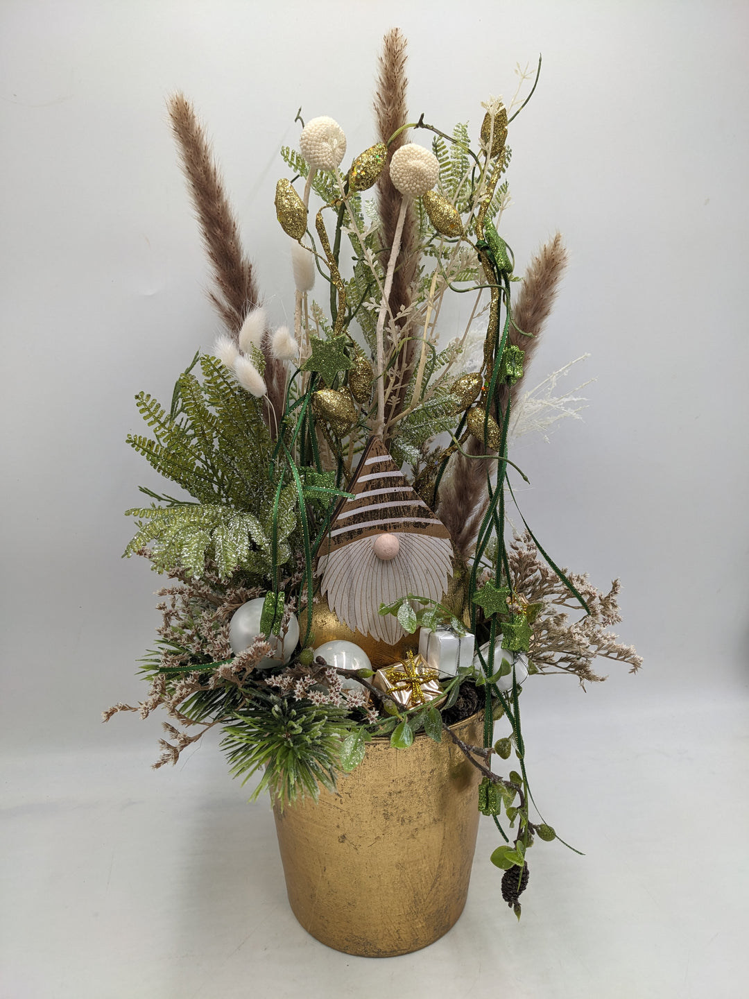 Weihnachtsgesteck Kugel Geschenk gold