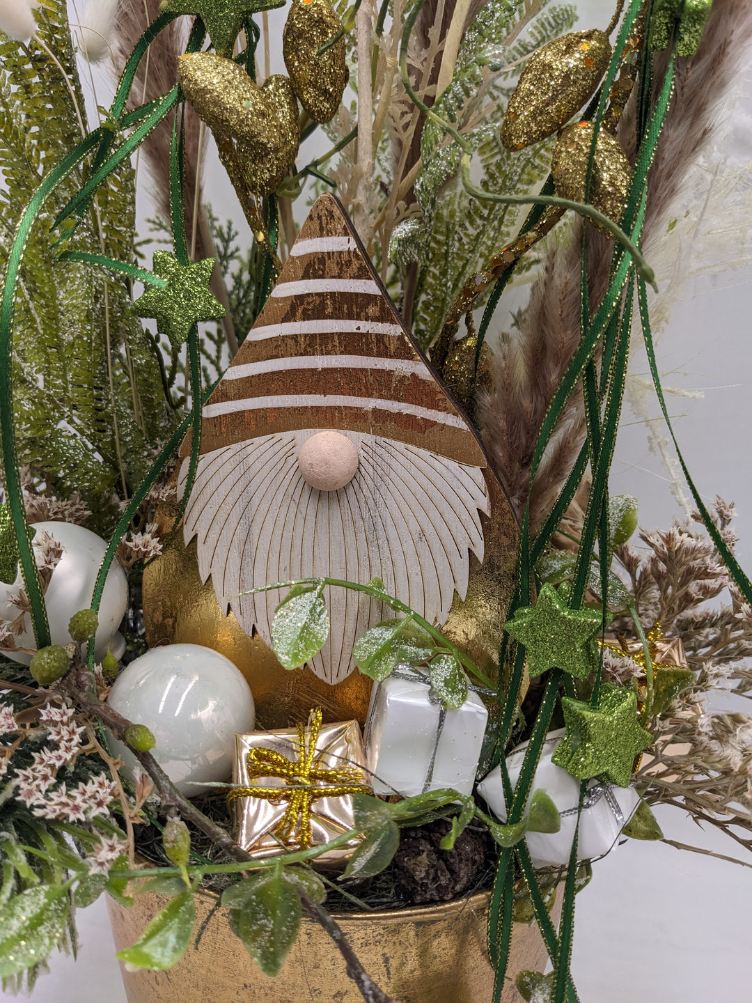 Weihnachtsgesteck Kugel Geschenk gold