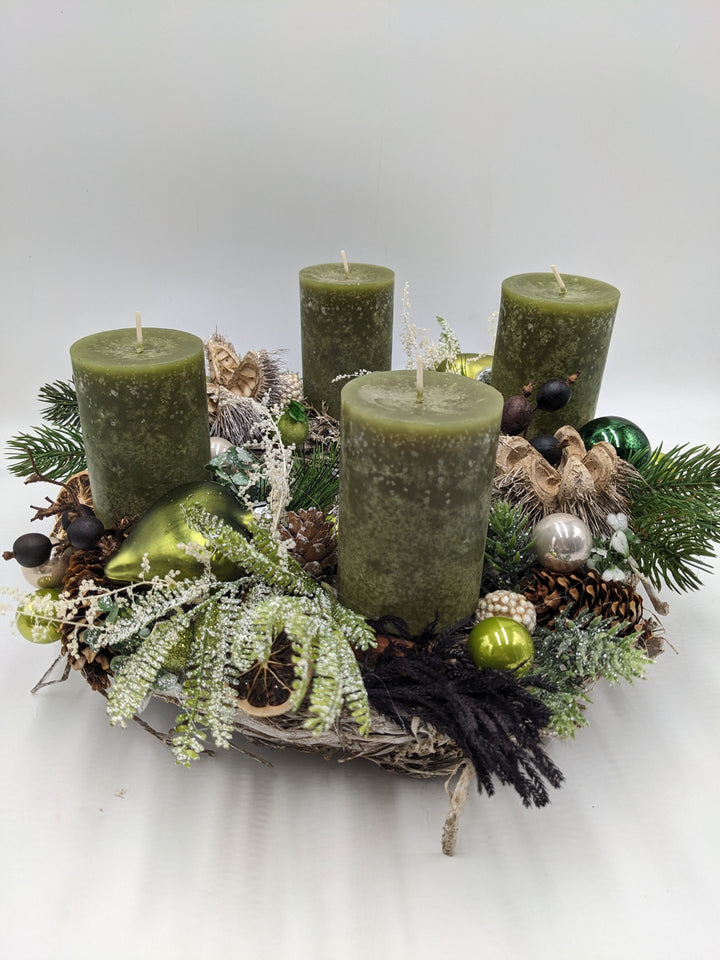 Adventskranz Kugel Zapfen Herz grün