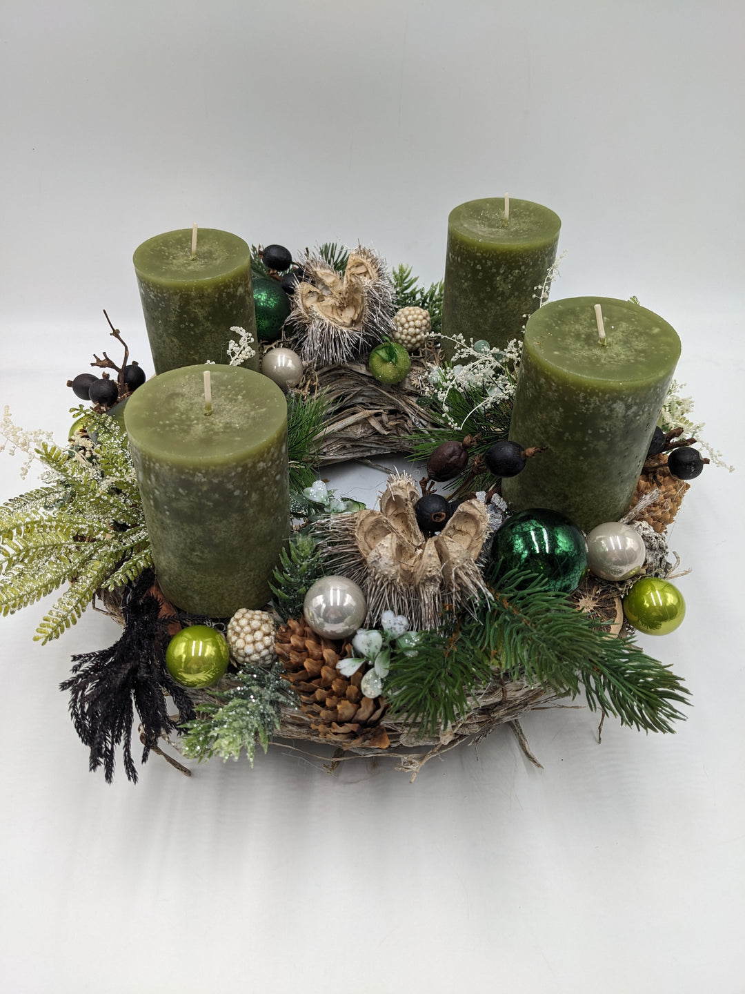Adventskranz Kugel Zapfen Herz grün