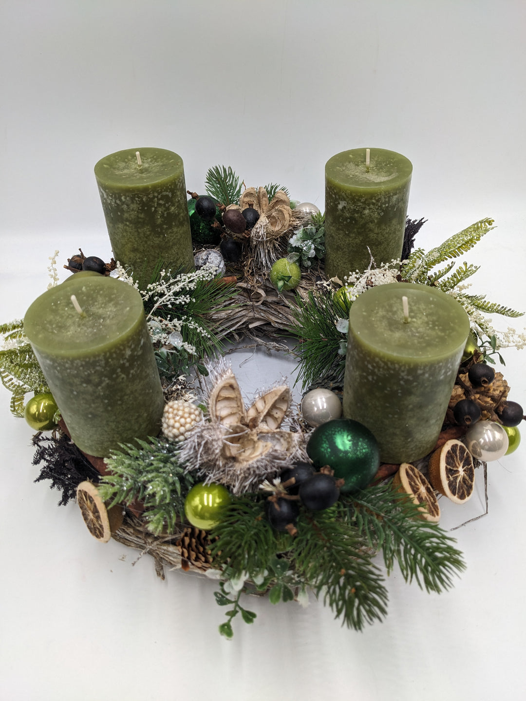 Adventskranz Kugel Zapfen Herz grün