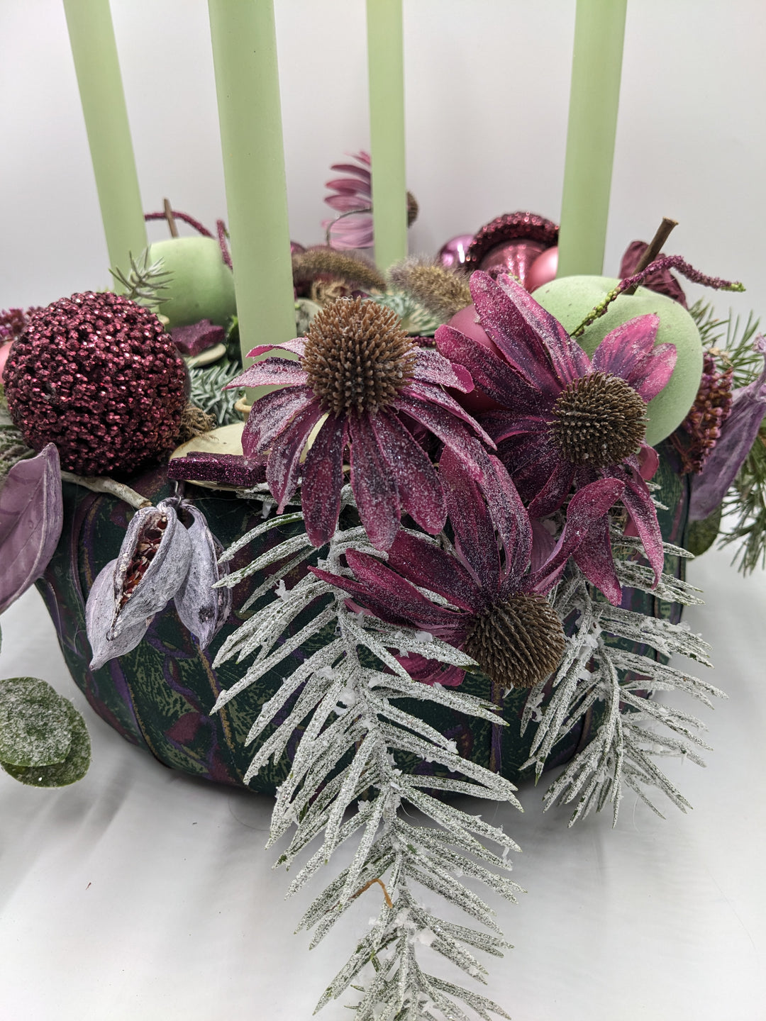 Adventskranz Kugel Eichel Sonnenhut lila