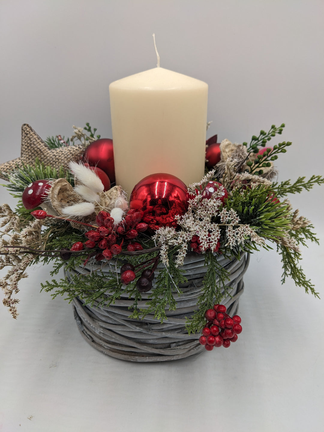 Weihnachtsgesteck Kugel Stern rot