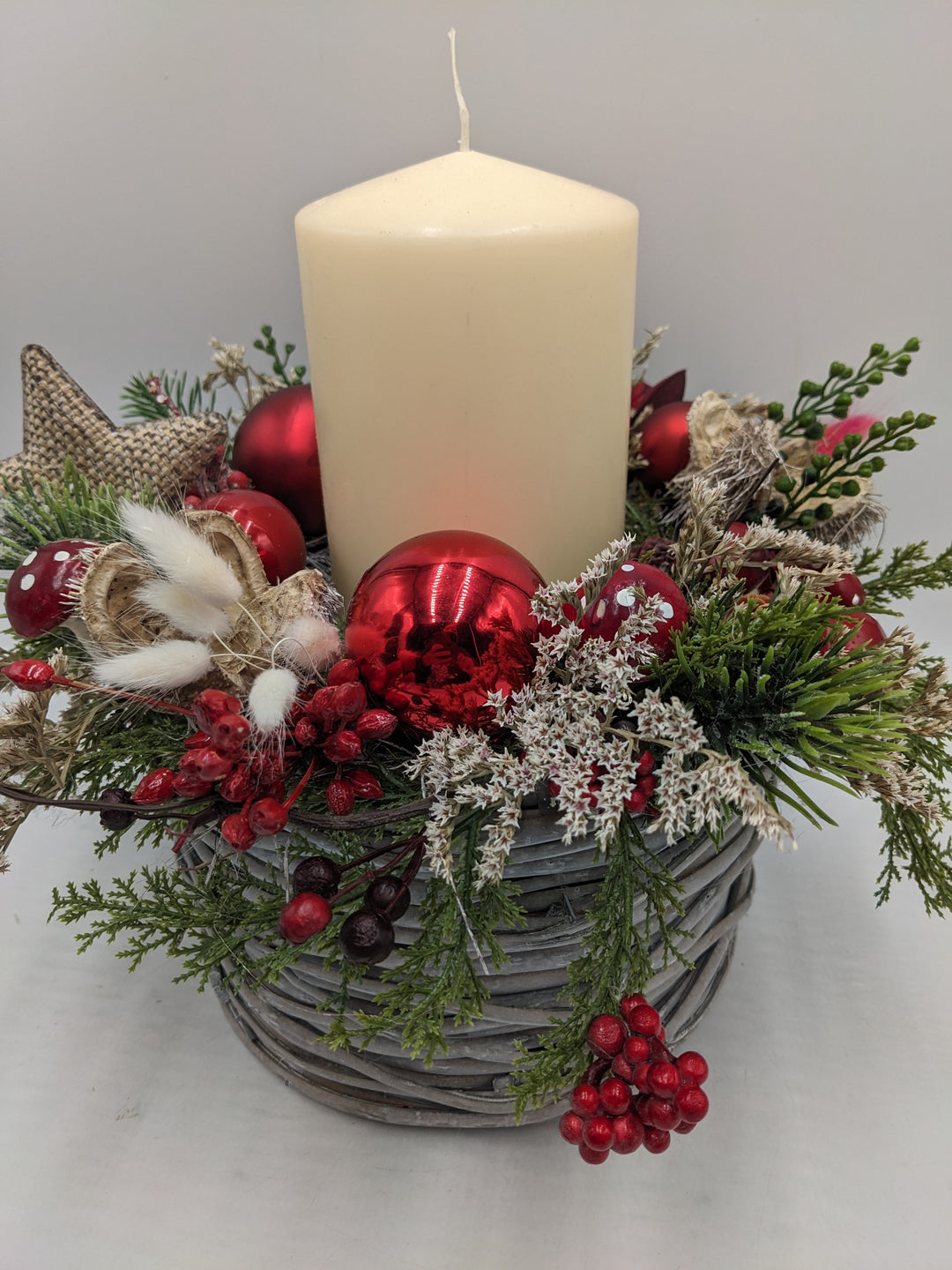 Weihnachtsgesteck Kugel Stern rot