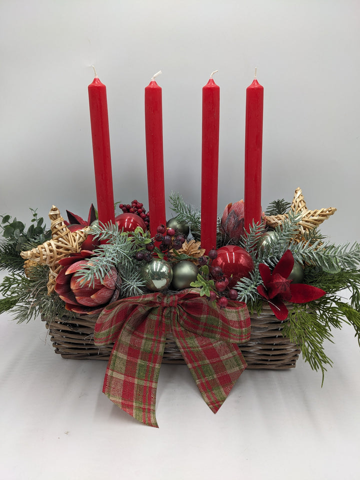Adventsgesteck klassisch Kugel Stern Protea rot