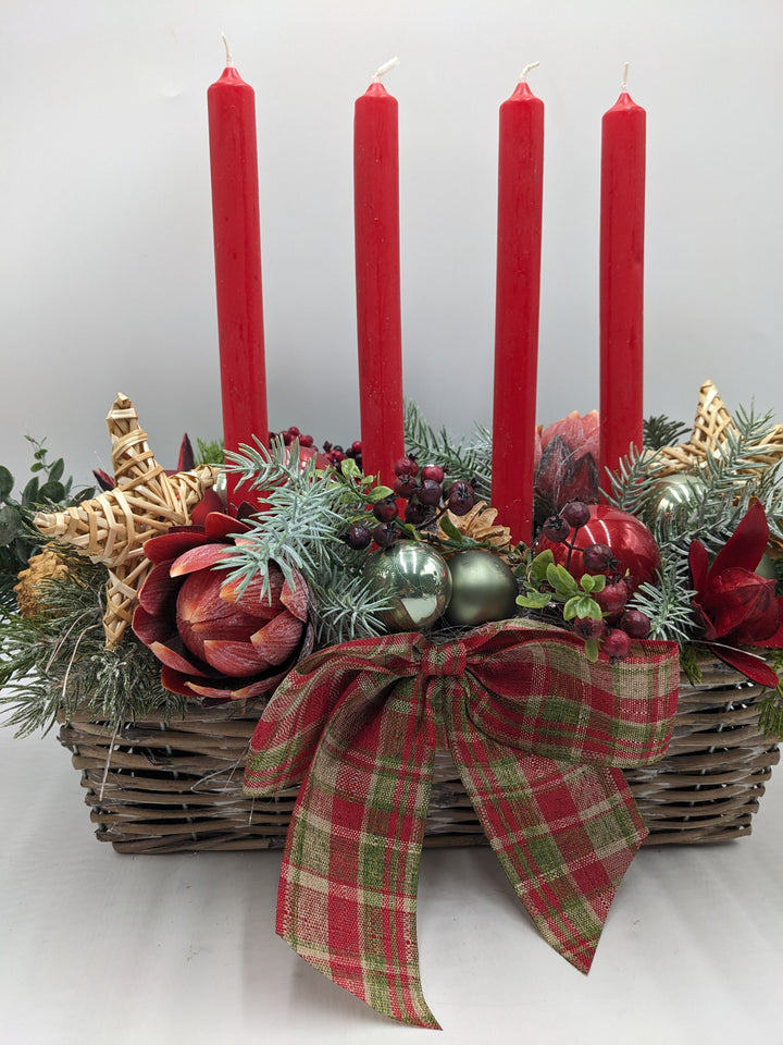 Adventsgesteck klassisch Kugel Stern Protea rot