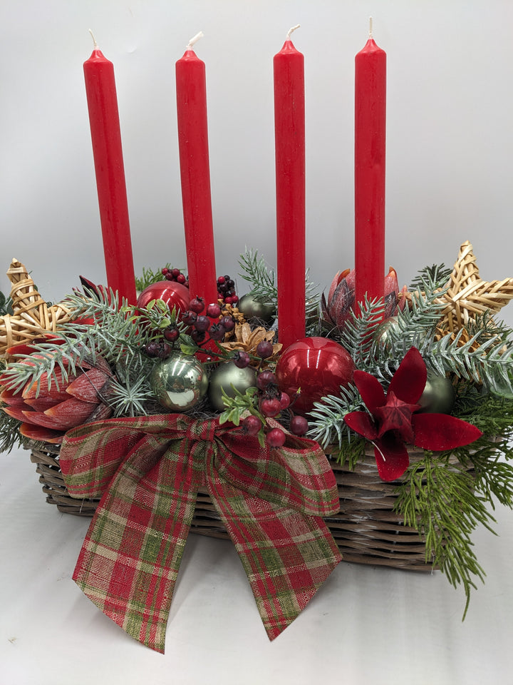 Adventsgesteck klassisch Kugel Stern Protea rot