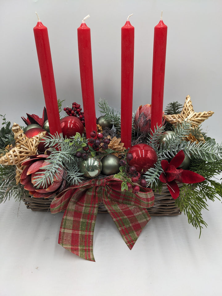 Adventsgesteck klassisch Kugel Stern Protea rot