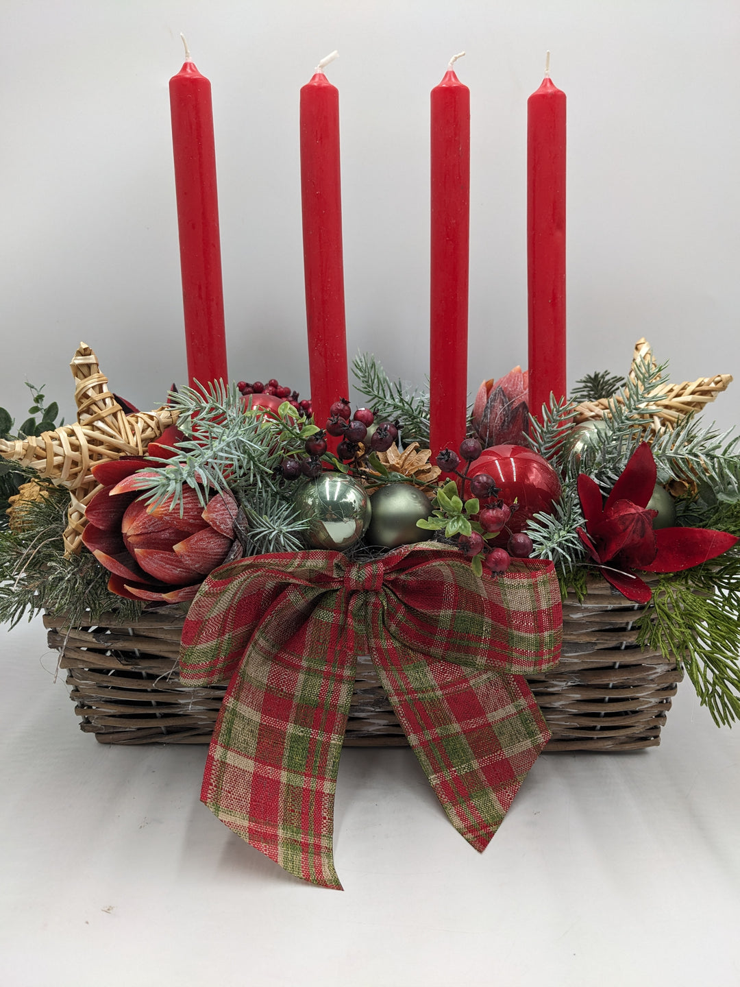 Adventsgesteck klassisch Kugel Stern Protea rot