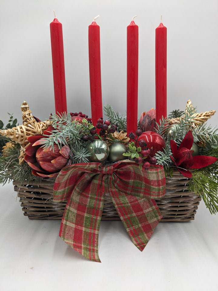Adventsgesteck klassisch Kugel Stern Protea rot
