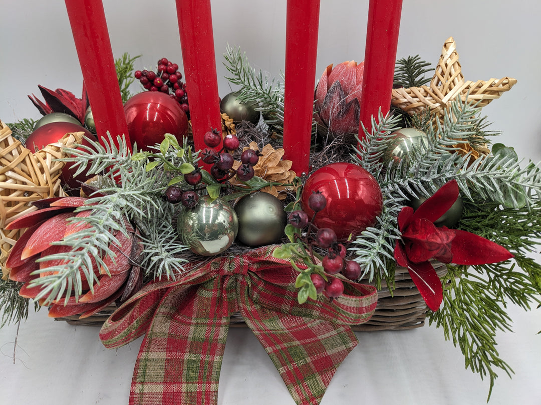 Adventsgesteck klassisch Kugel Stern Protea rot