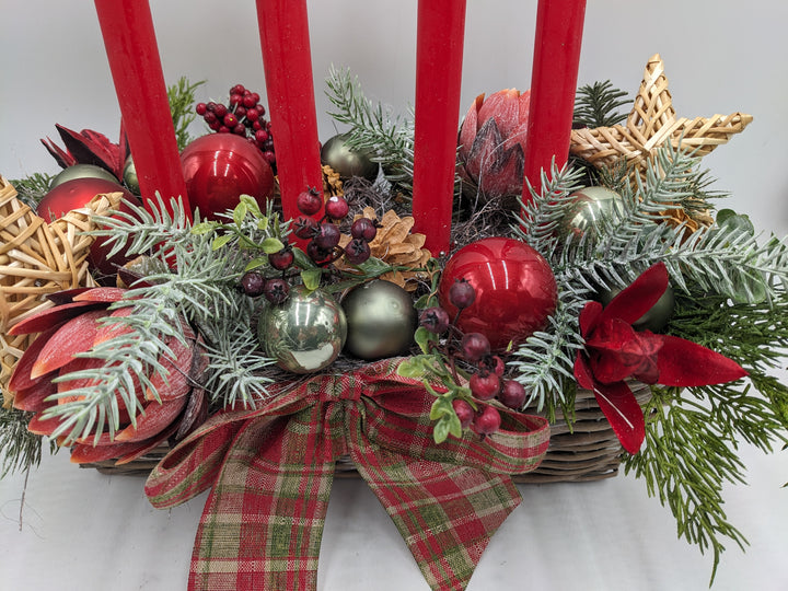 Adventsgesteck klassisch Kugel Stern Protea rot