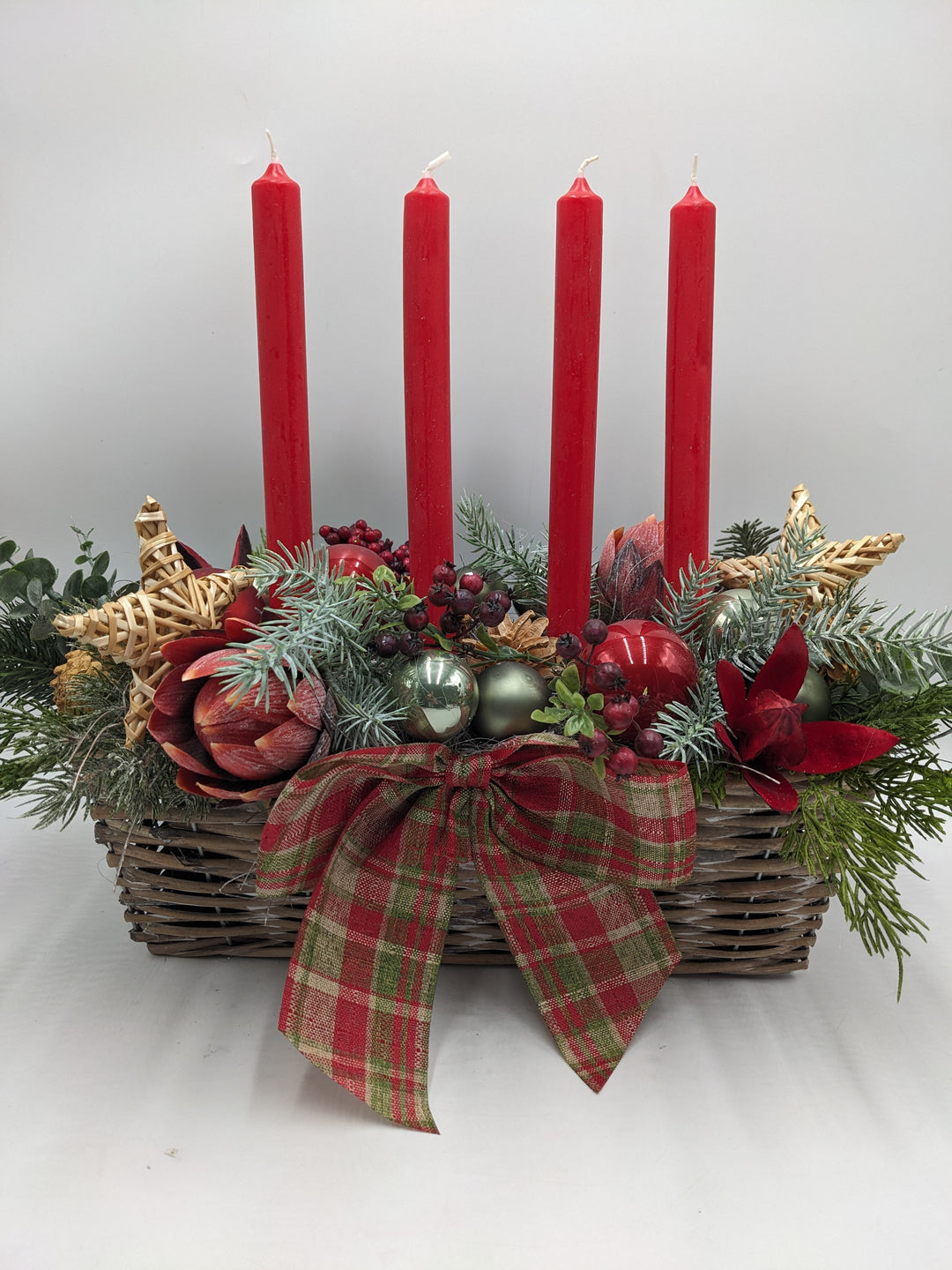 Adventsgesteck klassisch Kugel Stern Protea rot